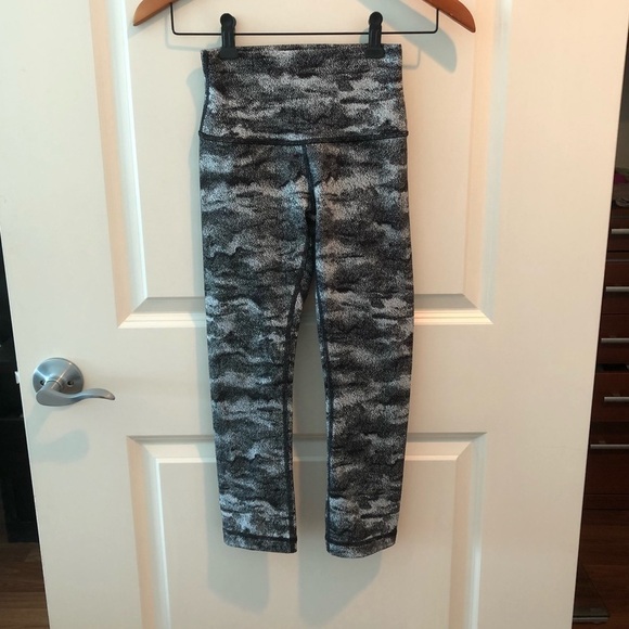 Lululemon Wunder Under Crop Size 2 - Picture 1 of 12
